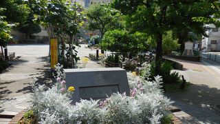 ビルの谷間にあるにしては広めの公園