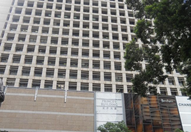 皇后像廣場の隣に建っています