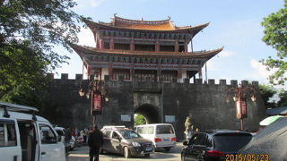 大理は麗江と違い観光化されていません。歴史的な建物も残っていますし、少数民族の生活も垣間見られます。