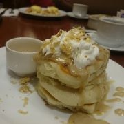 モーニングのパンケーキ&エッグベネディクト