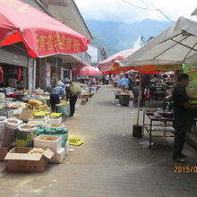 通りの中は大きな市場に成ってます。