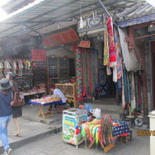 英語の看板が多かったらしいが、今は見えない。