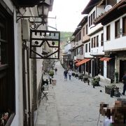 古くから営業を続けている職人たちの小さな中世の伝統的な建物が並ぶ石畳の町並みです。