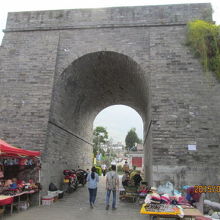 南西に残る城壁の端が、紅龍井の発する所。