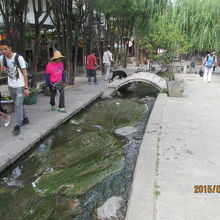 水路の両側は遊歩道、両側にレストランが並んでいます。