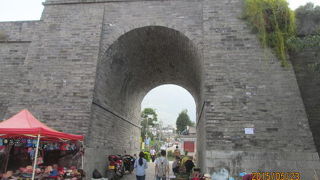 紅龍井は蒼山から流れる透き通る雪解け水を水路に流し、両側に柳の並木が続き、飲食店も並んでいます。