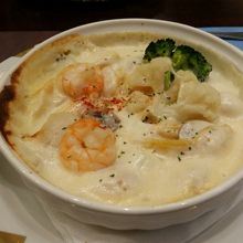 海の幸のグラタン（中身はシーフードとシェル型のマカロニ）