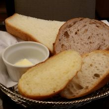 パンは食べ放題（バターも）