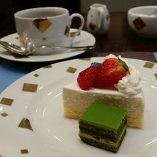 この日のケーキはレアチーズと抹茶のオペラ