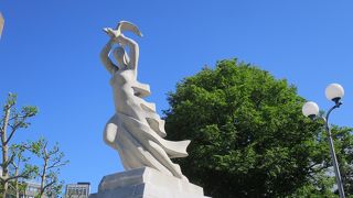 設置から50年以上経過する白く輝く像