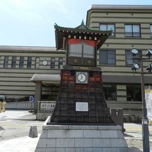 前の広場にある「からくり時計」