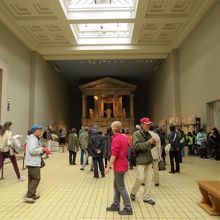 古代ギリシャ神殿の展示室です。