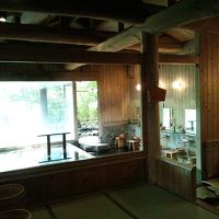 脱衣場、洗面台、洗い場、内湯の仕切りはありません。