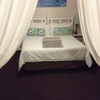 戸棚もあり広い部屋