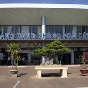 ベトナム中部のクィニョン空港は、フーカット空港とも呼ばれ、軍民共用空港です。