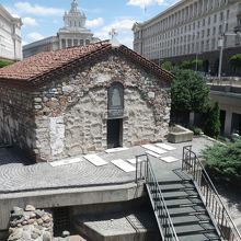 周りはまだ遺跡を発掘中