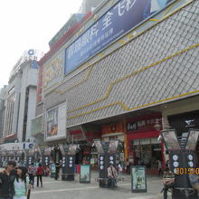 南屏街に並ぶ大型ショッピングセンター。