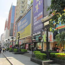 ショッピングセンターが並ぶ街並み。