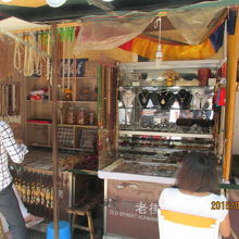 宝飾品の露店。