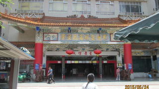 南屏街から近い正義路には景星花鳥珠宝世界と言う市場があります。玉石、宝飾品の小店や露天商が多く集まっています。