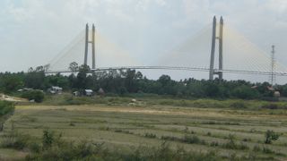 カンボジアのメコン川のネアックルンに、日本の援助でつばさ橋が完成しました。