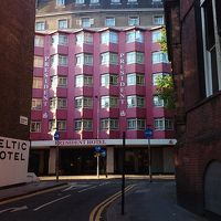 ラッセルスクエア駅から見た外観（撮影地点の左側すぐに駅がある