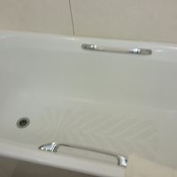 バスタブ、この上のほうにシャワーヘッド（固定式）がある。