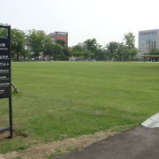 広大な芝生の広場