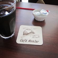 アイスコーヒーのソーサーにはＥ２系のイラストが。