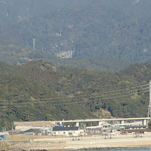 那智勝浦の旅館からの遠望（中央の崖のあたりに滝あり）