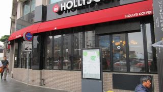 ホリーズコーヒー (忠武路駅店) 　南山韓屋マウルの入口近く