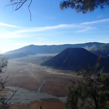 下山中に車を止めてもらって写したバトゥ山