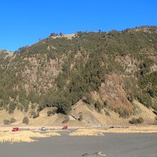 ブロモ山の梺にて、プナンジャカン山から降りてくる車列