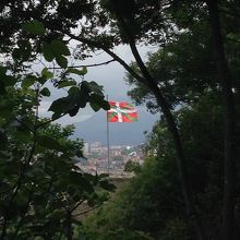 バスクの旗とサンセバスチャンの町