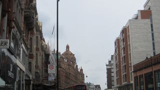 夜まで人通りが多いストリート