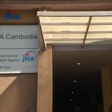 ＪＩＣＡの入口は、建物の横になります。左側に標識があります。