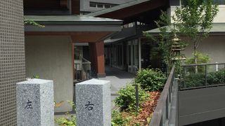 建て替えで近代的なお寺に