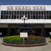 ベトナム統一鉄道のクァンガイ駅は、ベトナム中部の駅です。夜中に到着しました。