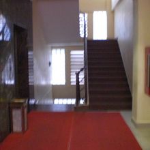 建物内の階段の様子です。エレベーターの横にあります。