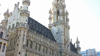 グランプラスにそびえる市庁舎