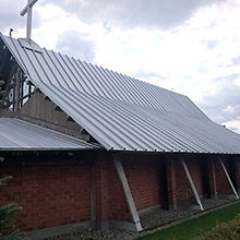 サイドの煉瓦三角壁。窓は。。。