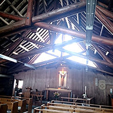 内部。力強い小屋組だが。。