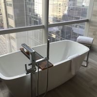 バスタブからの眺め、トイレにウォシュレットがあってびっくり！