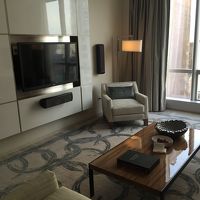 リビングルーム、テレビがあります。