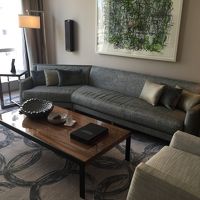 リビングルームのカウチ。