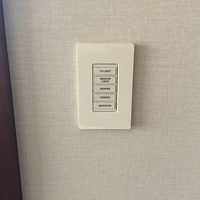 室内でのカーテンや照明のコントロールはこのボタンで。