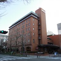 正面が山下公園、右隣がマリンタワーになります