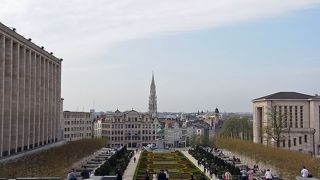 高台にあり見晴らしの良いロワイヤル広場