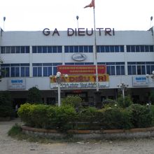ディウトリ駅の正面の全景です。