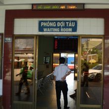 ディウトリ駅の待合室です。